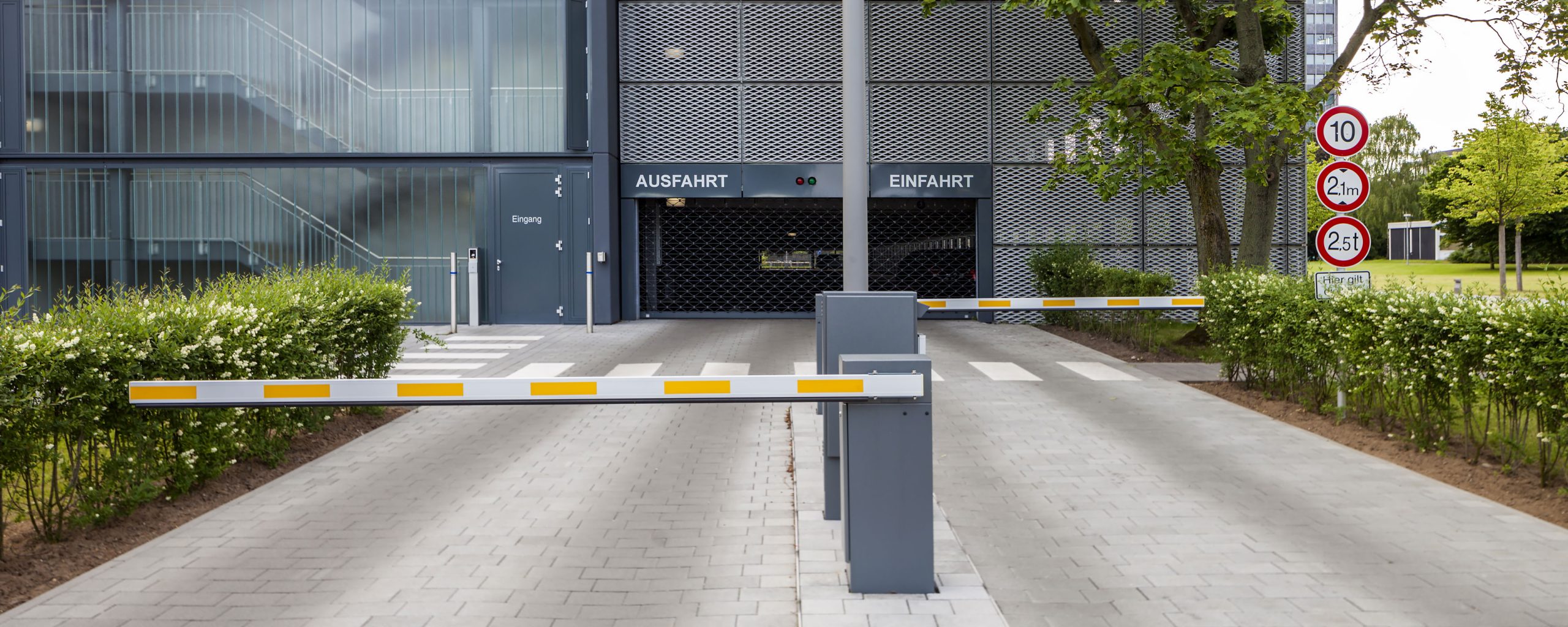 Zufahrt mit Schranken Zufahrt mit Schranken