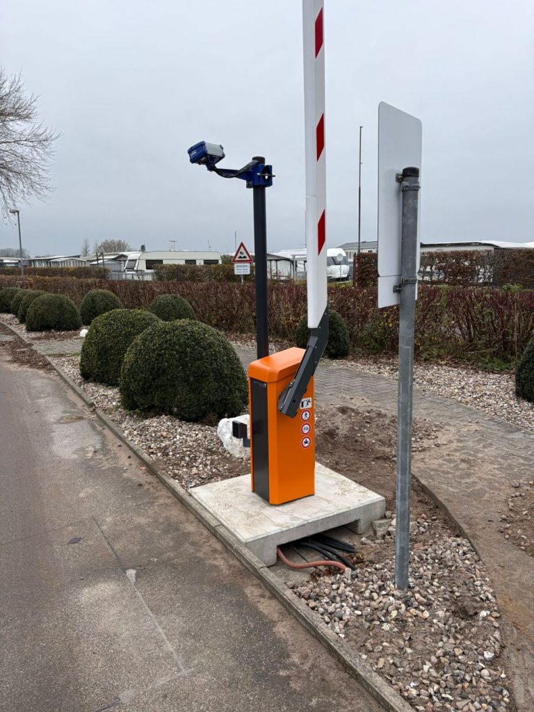 geöffnete Schranke auf einem mobilen Betonfundament