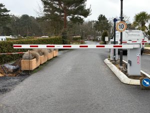 Geschlossene Schranke an einer Zufahrt