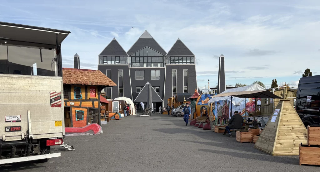 Blick auf die Pyramide in Mainz, während der Messe CampExpo
