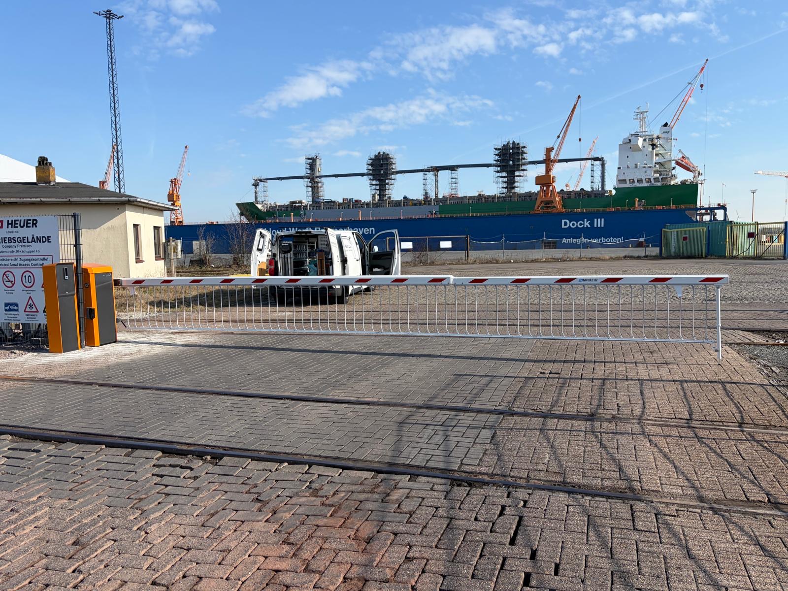 Heuer Port Logistics Einfahrt Schranke geschlossen