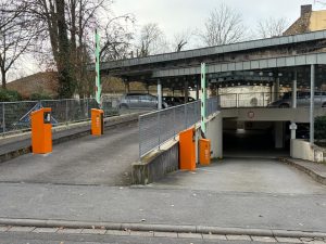 Einfahrt zu einem Parkdeck mit geöffneter Schranke