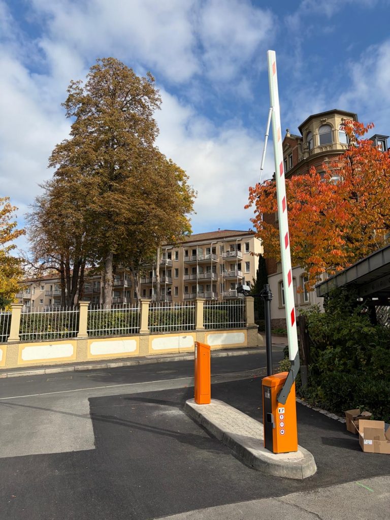 Aufnahme einer Zufahrt mit geöffneter Schranke