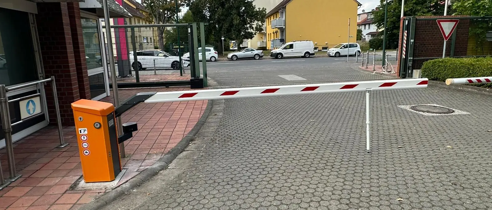 geschlossene Schranke mit Laserscanner