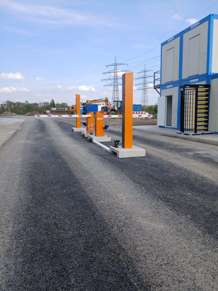 Schrankenghäuse und Schranken montiert auf Betonpaletten für den temporären Einsatz.