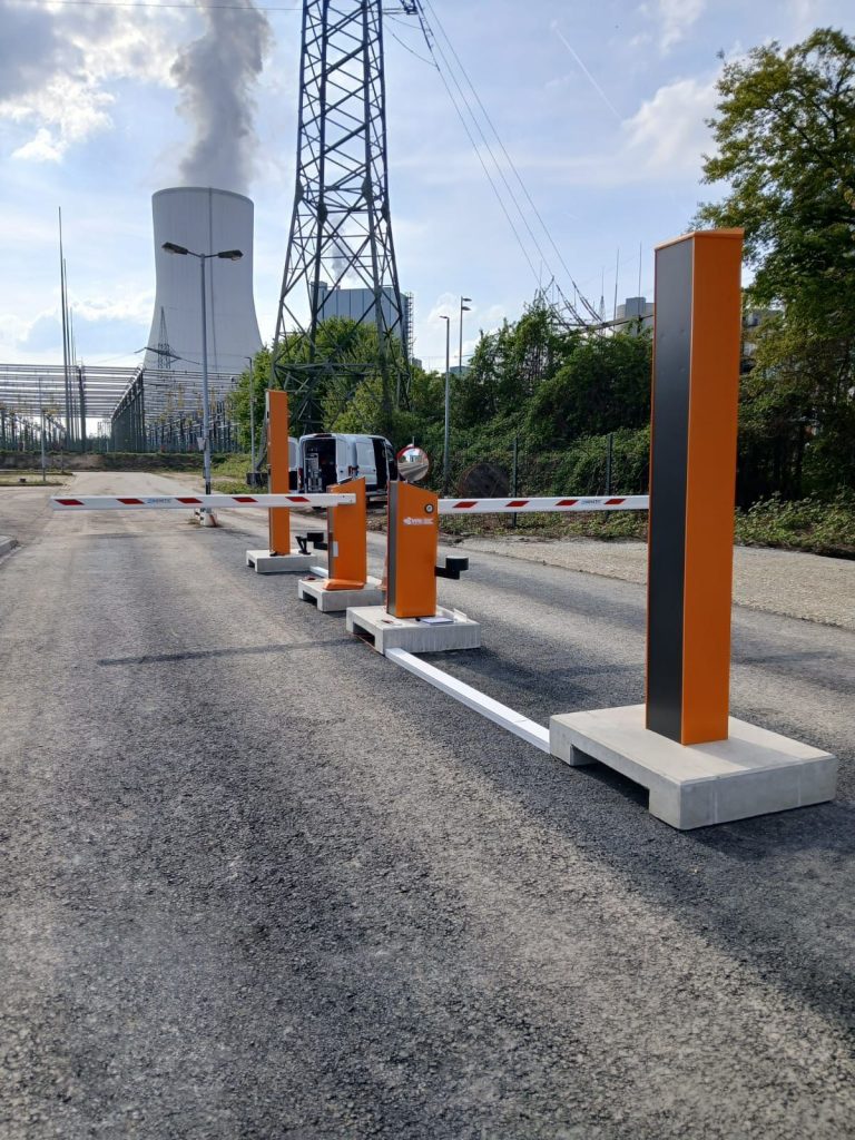 Schrankenghäuse und Schranken montiert auf Betonpaletten für den temporären Einsatz.